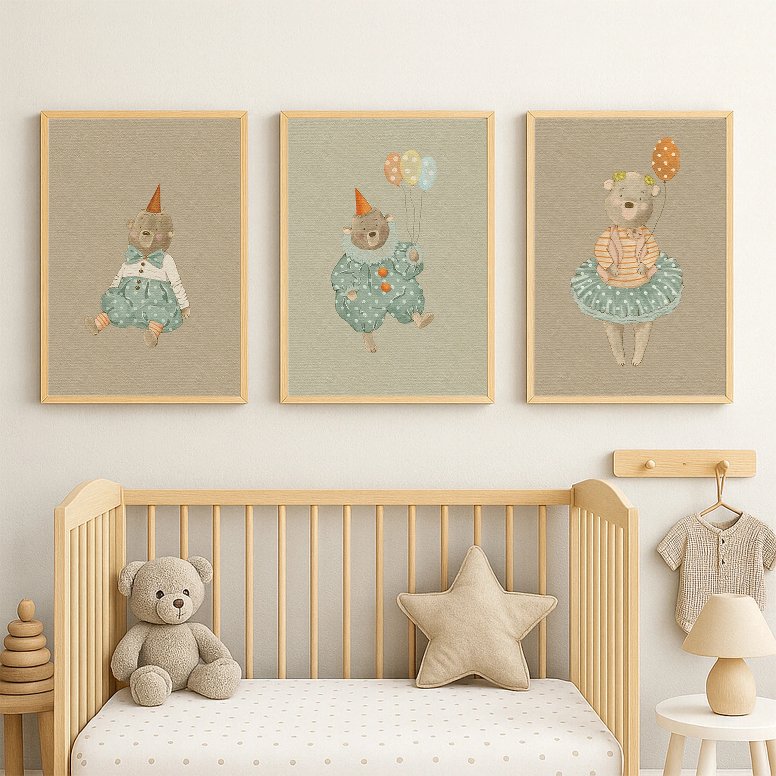 Ayıcık Kostümlü 3’lü Ahşap Çerçeve Seti – Bebek Odası Duvar Dekoru (30x40 cm)